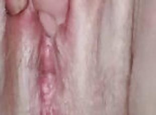 clitoris, masturbare-masturbation, pasarica, cu-degetelul, sperma, stramta, rasa, alb, uda, minuscula