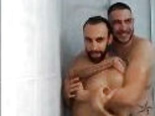 Me doy una ducha ???? con mi amigo HETERO ????????