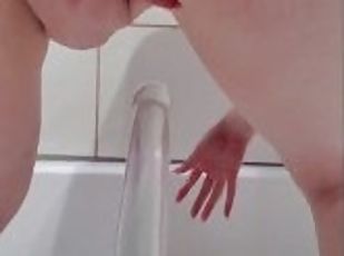 bañando, tetas-grandes, masturbación, coño-pussy, esposa, madurita-caliente, consolador, ducha, cañero