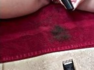 Gorgeous MILF shaves her hairy pussy for the 1st time in over a year!perfect pussy