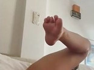 Ragazza italiana si masturba in camera da sola