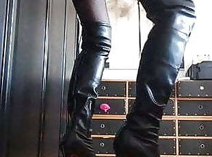 Again a quicky, this time in boots. Write me if you dislike 