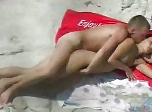 Teen Couple Caught Habing Sex In The Beach