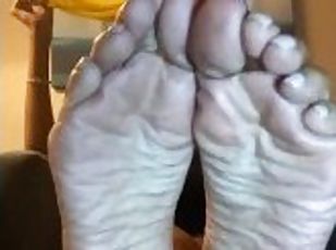 CUM TO MY FEET WHILE I IGNORE YOU