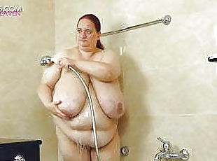 SSBBW mom in shower