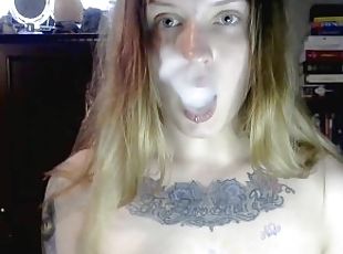 amatør, blond, petite, alene, røyking, tattoo, små-pupper
