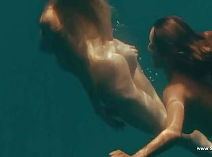 Kelly Brook & Jessica Szohr Nude & Flirtatious - Piranha