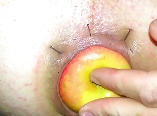 She nailed a huge apple stuck in BI6slaves ass
