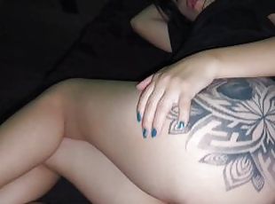 Teen influencer tatuada le gusta que la graben gozando rico (Video Completo)