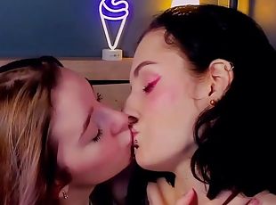 любительское, лесбиянки, целуются