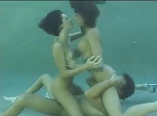 amcık-pussy, oral-seks, zorluk-derecesi, üç-kişilik-grup, havuz, kadın-kovboy, yüksek-topuklu-ayakkabı, su-altında