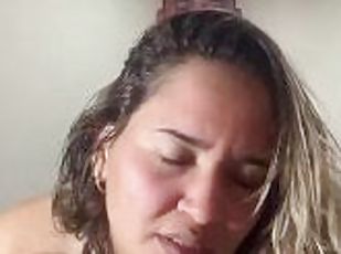 Esposa colombiana es follada mientras el marido trabaja